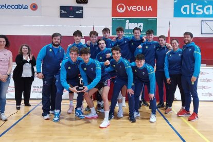 Los jugadores y el cuerpo técnico del Río Duero Soria celebrando el ascenso a Primera División.