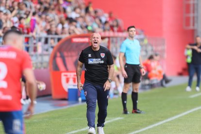 Javi Moreno da indicaciones a sus jugadores en el choque ante el Yeclano.