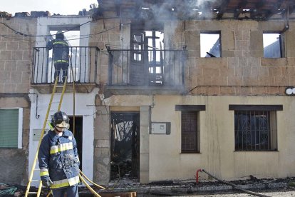 Bomberos de la provincia en un incendio.