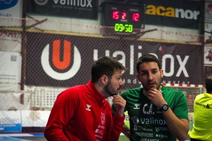 El nuevo entrenador del BM Soria, de rojo, durante un partido con Valinox Novás