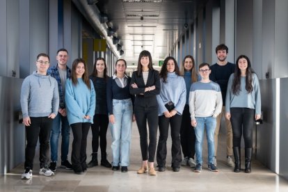 Cristina Mayor Ruiz, en el centro, junto al equipo de científicos que lidera en el Instituto de Investigación de Biomedicina (IRB) de Barcelona.