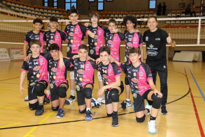 Los chicos del Sporting Santo Domingo con su entrenador Álvaro Hernández a la cabeza.