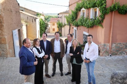 La cúpula del PP de Soria junto al presidente Mañueco ayer en San Esteban.