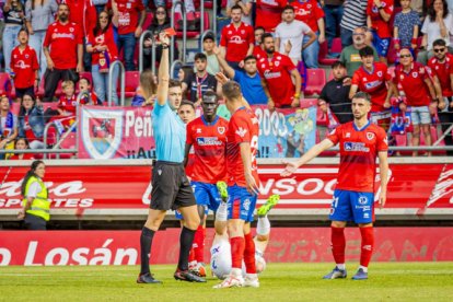 Diego Royo en el momento de ver la roja directa ante el Yeclano.