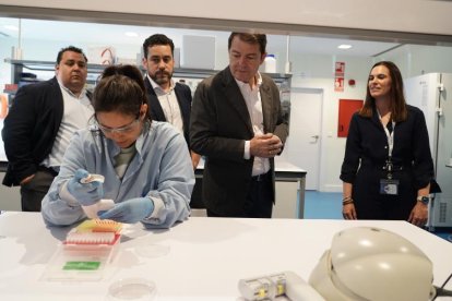 El presidente de Castilla y León visitando 53Biologics