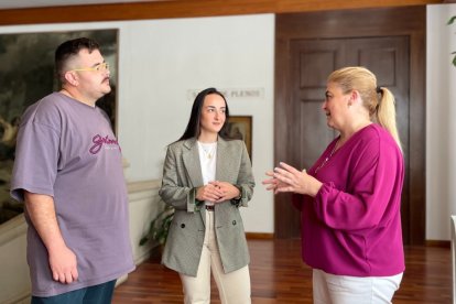 La vicepresidenta María José Jiménez departe con dos jóvenes.