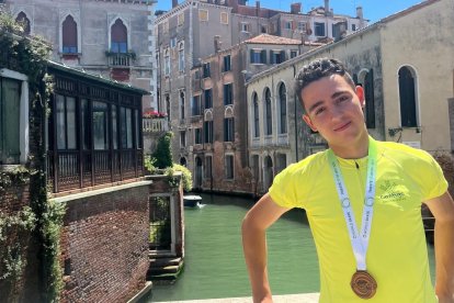 El patinador soriano Héctor Díez en Venecia con la medalla de bronce conseguida en la competición de Trieste.