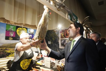 Juan Carlos Suárez-Quiñones observa una pieza de jamón en durante la inauguración de la XXVIII edición de la Feria Agroalimentaria y Multisectorial del Bierzo.