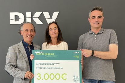 Javier Laseca, Rosa Gallego y Sergio Barriales, en la donación de 3.000 euros a Itaka Escolapios.