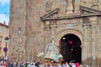 Salida de la procesión de la basílica de Ágreda.