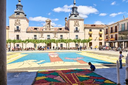 Alfombra ubicada en la plaza Mayor de El Burgo de Osma para la fiesta del Corpus Christi.