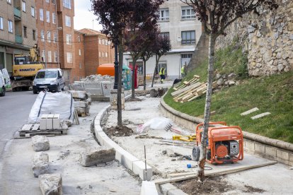 Obras de las aceras en torno a Santa Clara, una de las ejecuciones del año en la capital. MARIO TEJEDOR