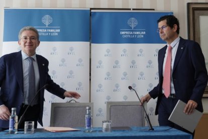 El presidente de Empresa Familiar de Castilla y León, Pedro Palomo, a la izquierda, junto a su sucesor, Isidoro J. Alanís.