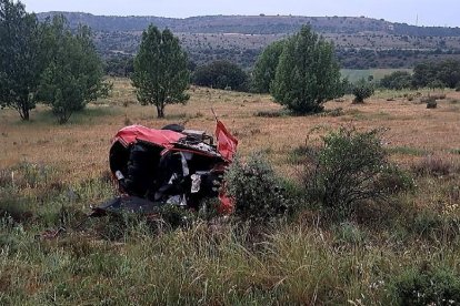 Vehículo siniestrado en el que viajaba la persona fallecida y los heridos.