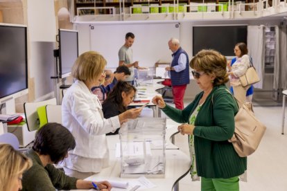 Votaciones por la mañana en la jornada del 9J de las elecciones europeas.