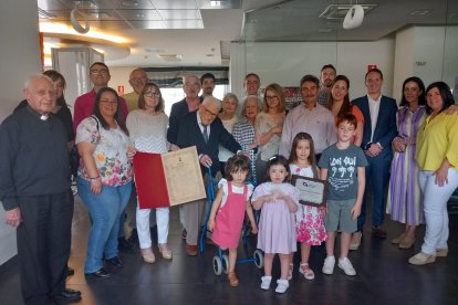 El burgense Severino Lafuente posa junto a su familia durante la celebración.