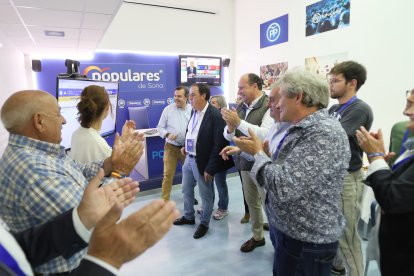 Alegría de la familia del PP en la sede popular por los resultados en las europeas.