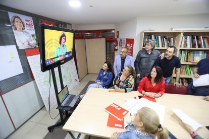 Rostros serios en la sede del PSOE en la noche del recuento de las Europeas.