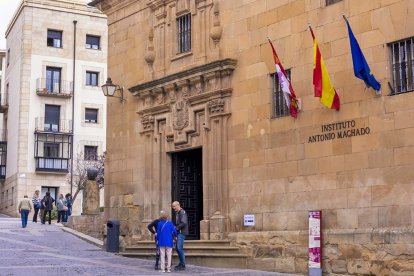 Los agresores entraron al Instituto Antonio Machado, donde la víctima es alumna.