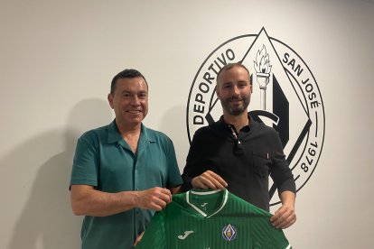 Hugo Palomar junto a Tito Hernansanz tras el acuerdo alcanzado para seguir en el banquillo.