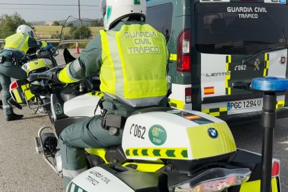 Agentes de Tráfico en el lugar donde se hizo el control.