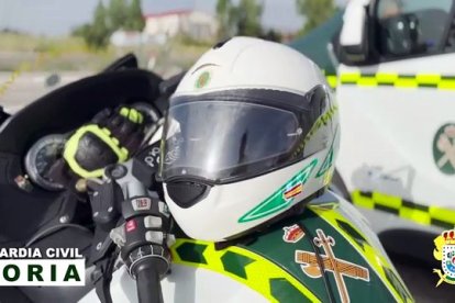 Tres motoristas británicos lograron engañar al radar pero no a la Guardia Civil de Soria. Los agentes tenían montado un dispositivo de control de velocidad en Arancón y cuatro motos se pasaron del límite. Tres de ellas llevaban la matrícula oculta. Pronto fueron localizados y se comprobó que las motos llevaban un sistema de bisagras abatibles para ocultar las placas. La multa se va a 6.000 euros por cabeza.