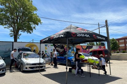 Los jóvenes pudieron disfrutar de los coches de carreras y conocer el material de seguridad.