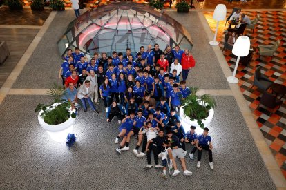 Foto de familia del Sporting Uxama tras un acto de esta temporada.