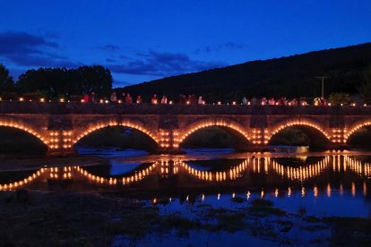 El puente sobre el río Duero en Salduero iluminado con las velas.