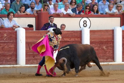 Una faena de un torero en la Feria Taurina de San Juan.