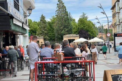 Público sentado en una terraza en el centro de Soria.