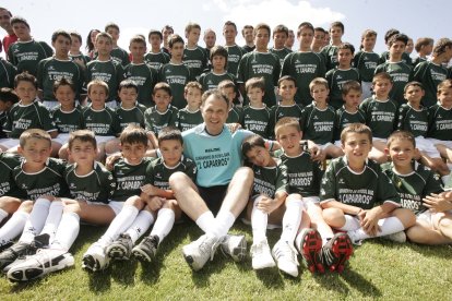 El técnico Joaquín Caparrós durante una visita al campus de San Esteban.