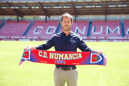 Aitor Calle en el campo de Los Pajaritos tras ser presentado como entrenador numantino.