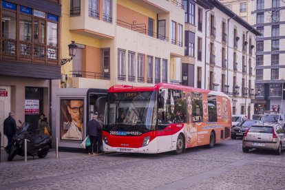 El autobús urbano en Jurados de Cuadrilla. MARIO TEJEDOR