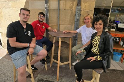 Los alumnos del Pico Frentes, con la directora del centro y Yolanda Santos en una de las mesas altas. J.AC.