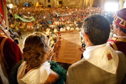 Los pregoneros dirigiéndose al público en la plaza Mayor de Soria.