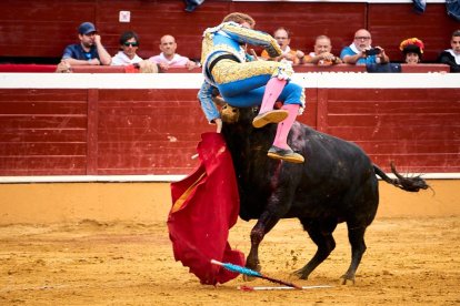 La segunda corrida de la Feria de San Juan sacó a Borja Jiménez por la puerta grande.