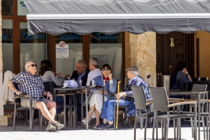 Personas en una terraza en El Burgo.