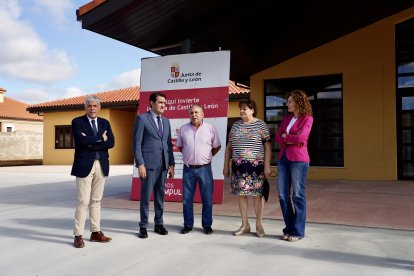 El consejero de Medio Ambiente, Vivienda y Ordenación del Territorio, Juan Carlos Suárez-Quiñones, visita la actuación de urbanización y acondicionamiento del Centro Municipal de Personas Mayores de Toral de los Guzmanes.