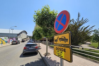 Señalización prohibiendo el aparcamiento en la bajada desde el túnel de Eduardo Saavedra.