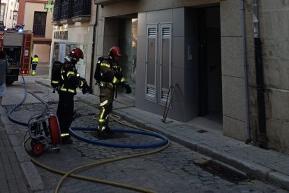 Los bomberos de preparan para entrar en la vivienda.