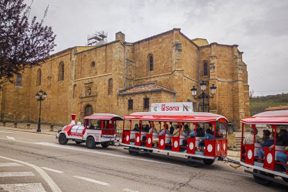 El trenecito turístico pasando por la concatedral.