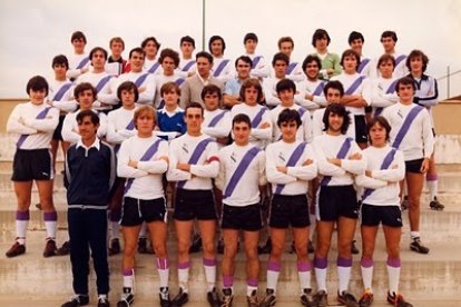 José María Rivas, el cuarto por la derecha de la segunda fila comenzando por arriba, en una foto de familia del Soria C.F.