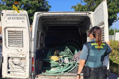 El vehículo intervenido junto con el cobre supuestamente procedente del robo.