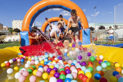 Los niños disfrutan de los juegos del Grand Prix