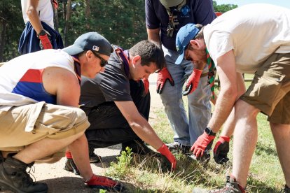 Voluntarios trabajando en la preparación del campamento.