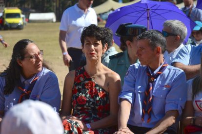 La ministra Elma Saiz entre dos responsables del campamento.