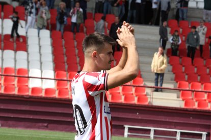 El nuevo jugador del Numancia durante un partido con la U.D. Logroñés.