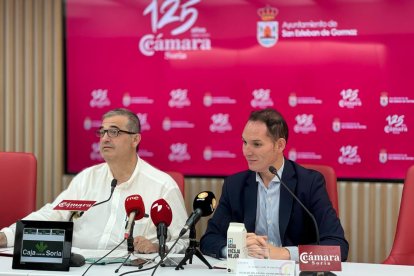 El presidente de la Cámara, Alberto Santamaría, junto al alcalde de San Esteban, Daniel García.