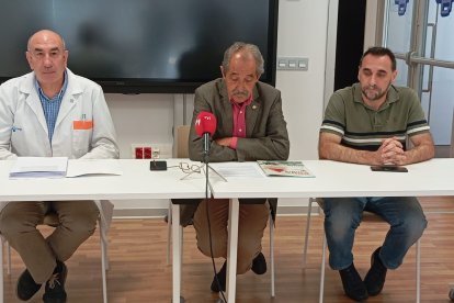 El gerente, José Luis Vicente, el presidente saliente, José Luis Molina, y el entrante, Pedro Rodríguez.